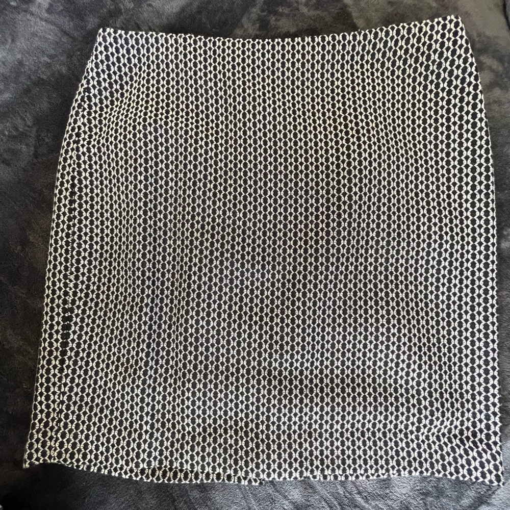 Banana Republic skirt, size 8, black and white